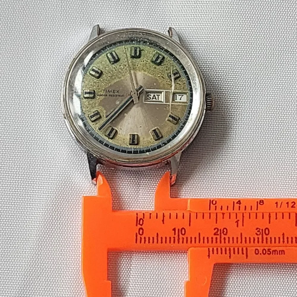 Timex Vintage Water Resistant Day Date Watch Silver Retro Collectible Timepiece‎